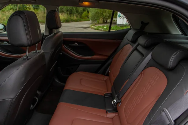 现代Suv车在里面 现代豪华轿车中的皮革黑色后座 舒适的皮革座椅 — 图库照片