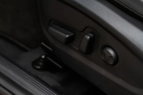 電気自動車シート調整制御パネルを閉じるビューを表示します 調節可能な車の座席の位置 — ストック写真