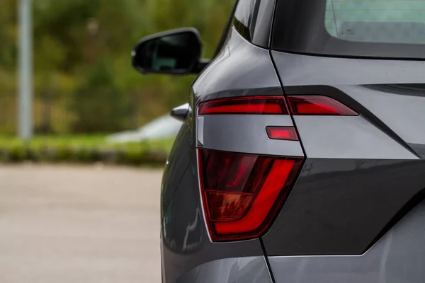 Feu Arrière Moderne Une Voiture Freiner Lumière Flèche Grand Suv — Photo