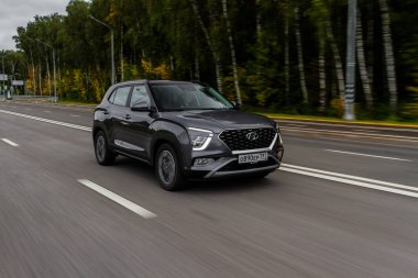 MOSCOW, RUSSIA - SEPTEMBER 15, 2021 Hyundai Creta İkinci nesil (SU2) olarak da bilinir. 2021 yılında modern bir subcompact SUV modeli. Hyundai Creta hareket halinde. Hyundai ix25.