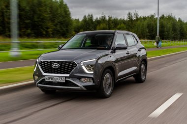 MOSCOW, RUSSIA - SEPTEMBER 15, 2021 Hyundai Creta İkinci nesil (SU2) olarak da bilinir. 2021 yılında modern bir subcompact SUV modeli. Hyundai Creta hareket halinde. Hyundai ix25.
