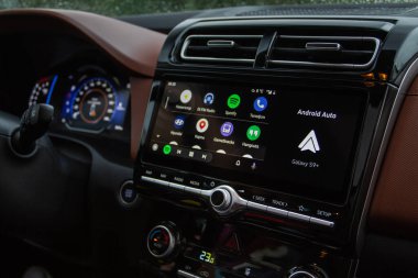 MOSCOW, Rusya - 15 Eylül 2021 Android Auto ekranda. Ana ekran. Modern araba. İç tarafı kapatın. Araba medyası görüntüyü kapatıyor. Ana Ekran.