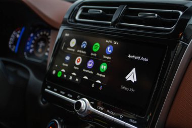 MOSCOW, Rusya - 15 Eylül 2021 Android Auto ekranda. Ana ekran. Modern araba. İç tarafı kapatın. Araba medyası görüntüyü kapatıyor. Ana Ekran.
