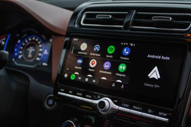 MOSCOW, Rusya - 15 Eylül 2021 Android Auto ekranda. Ana ekran. Modern araba. İç tarafı kapatın. Araba medyası görüntüyü kapatıyor. Ana Ekran.