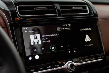 MOSCOW, Rusya - 15 Eylül 2021 Android Auto ekranda. Ana ekran. Modern araba. İç tarafı kapatın. Araba medyası görüntüyü kapatıyor. Ana Ekran.