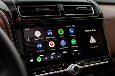 MOSCOW, Rusya - 15 Eylül 2021 Android Auto ekranda. Ana ekran. Modern araba. İç tarafı kapatın. Araba medyası görüntüyü kapatıyor. Ana Ekran.