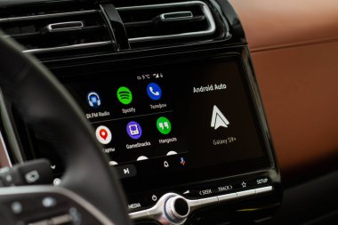 MOSCOW, Rusya - 15 Eylül 2021 Android Auto ekranda. Ana ekran. Modern araba. İç tarafı kapatın. Araba medyası görüntüyü kapatıyor. Ana Ekran.