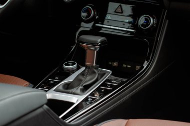 MOSCOW, RUSSIA - SEPTEMBER 15, 2021 Hyundai Creta İkinci nesil (SU2) olarak da bilinir. 2021 yılında modern bir subcompact SUV modeli. İç mekan görüntüsü. Hyundai Creta ix25 'in iç detayları.