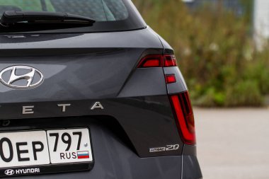 MOSCOW, RUSSIA - SEPTEMBER 15, 2021 Hyundai Creta İkinci nesil (SU2) olarak da bilinir. 2021 yılında modern bir subcompact SUV modeli. Dış cephe kapsama alanı dışında. Hyundai Creta ix25 'in dış detayları.