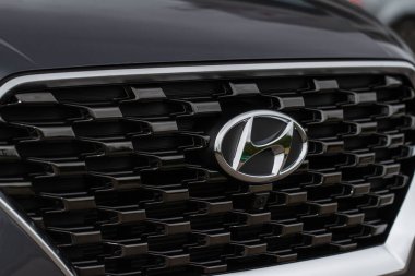 MOSCOW, RUSSIA - 15 Eylül 2021 Hyundai Şirketi logosu Hyundai Tucson otomobil ızgarasına yakın çekim görüntüsü. Güney Koreli çok uluslu otomotiv üreticisi Hyundai 'nin logosu.