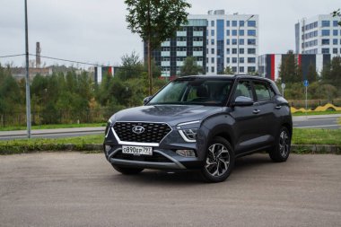 MOSCOW, RUSSIA - SEPTEMBER 15, 2021 Hyundai Creta İkinci nesil (SU2) olarak da bilinir. 2021 yılında modern bir subcompact SUV modeli. Dış cephe kapsama alanı dışında. Hyundai Creta ix25 'in dış detayları.