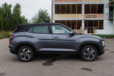 MOSCOW, RUSSIA - SEPTEMBER 15, 2021 Hyundai Creta İkinci nesil (SU2) olarak da bilinir. 2021 yılında modern bir subcompact SUV modeli. Dış cephe kapsama alanı dışında. Hyundai Creta ix25 'in dış detayları.