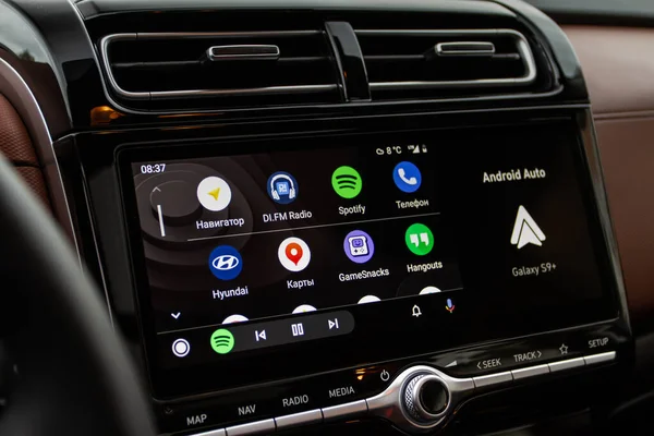 MOSCOW, Rusya - 15 Eylül 2021 Android Auto ekranda. Ana ekran. Modern araba. İç tarafı kapatın. Araba medyası görüntüyü kapatıyor. Ana Ekran.