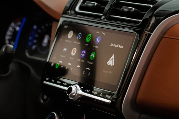 MOSCOW, Rusya - 15 Eylül 2021 Android Auto ekranda. Ana ekran. Modern araba. İç tarafı kapatın. Araba medyası görüntüyü kapatıyor. Ana Ekran.