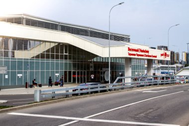 MOSCOW, RUSSIA - 21 AĞUSTOS, 2021 Moskova Vostochny tren istasyonunun ana girişi, aynı zamanda Doğu demiryolu terminali olarak da bilinir. İnsanlar güneşli bir günde Moskova 'da tren bekliyor..