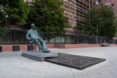 MOSCOW, RUSSIA - 21 Ağustos 2021 Moskova 'nın merkezindeki mimar Le Corbusier anıtı. Fransız mimar Le Corbusier 'in yenilikçi binanın (yapıcılık) önündeki anıtı Le Corbusier' i inşa etti..