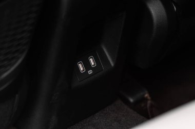 Araç panelindeki USB girişi kapatın. Arabanın iç kısmı. Araç usb şarj detayı.