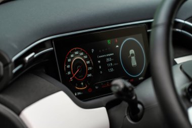 Dijital bir hız göstergesinin yakın görüntüsü. Dijital Kilometre sayacı. Araba hız göstergesi ve gösterge paneli.