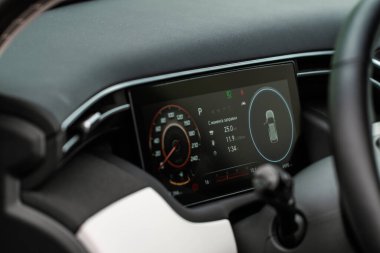 Dijital bir hız göstergesinin yakın görüntüsü. Dijital Kilometre sayacı. Araba hız göstergesi ve gösterge paneli.