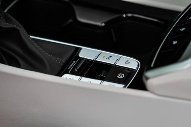 Modern arabanın elektrikli el freni düğmesi. Modern park freni yakın görünümü.
