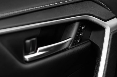 Elektrikli araç koltuğu ayar kontrol paneli yakın görüş. Kapıdaki ayarlanabilir konum düğmeleri. Arabanın içi..