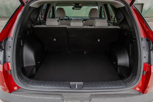 Огромный Чистый Пустой Багажник Автомобиля Салоне Компактного Внедорожника Вид Сзади — стоковое фото