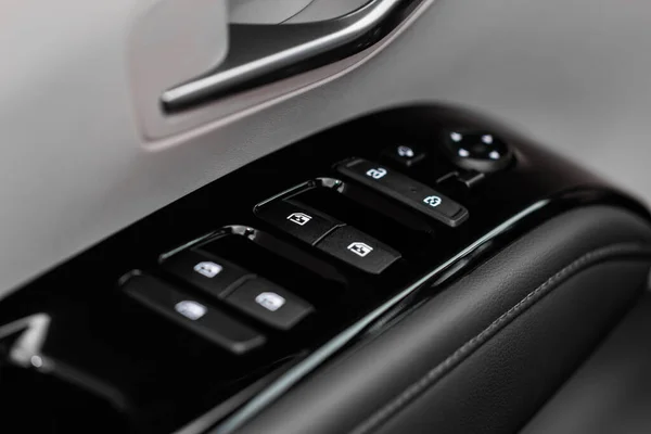 現代の車のインテリアでボタン制御ウィンドウのビューを閉じます 車の内装の詳細 窓コントロール付きドアハンドル — ストック写真