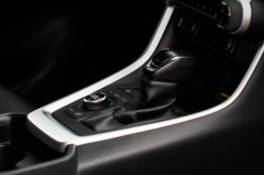 Modern otomatik vites kutusu. Vites kutusunun şanzıman kolunu kapat. Otomatik vites kolu.