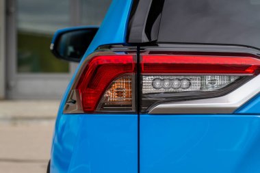 Bir arabanın modern arka lambası. Fren lambası ve büyük jipin oku. Arabanın arka ışığı, yakın görüş. Stop lambası.