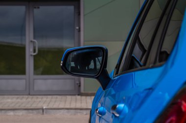 Modern bir arabanın dikiz aynası..