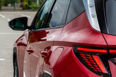 Bir arabanın modern arka lambası. Fren lambası ve büyük jipin oku. Arabanın arka ışığı, yakın görüş. Stop lambası.