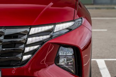 Yeni arabaların farları. Modern LED farlardan birinin detaylarını kapat. Dış yakın çekim detayları var. Arabanın yakın farı..