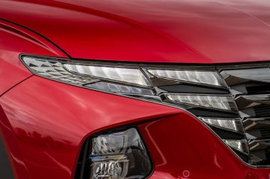 Yeni arabaların farları. Modern LED farlardan birinin detaylarını kapat. Dış yakın çekim detayları var. Arabanın yakın farı..