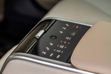 Araba koltuğu açıldı. Yolcular için arabada kolluk açık..