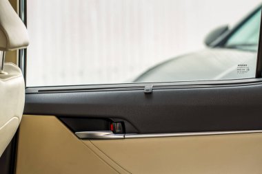 Kapalı güneşlik. Araba tarafındaki perdeler güneş gözlüğü. Modern bir arabada güneşlenme perdesi.