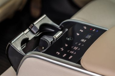 Araba koltuğu açıldı. Arabada bardak tutacağı açık olan yolculara kolluk..