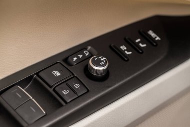 Yan kapıdaki ayna kontrol paneli. Araba sürücüsü yan ayna kontrolörünü ayarlar. Yan aynaları ayarlamak için yan ayna kontrol düğmesi.