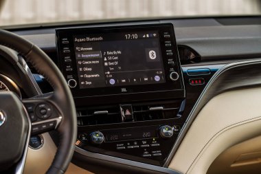 Arabanın içinde modern araba medya görüntüsü var. Modern arabanın gösterge panelinde dokunmatik ekran monitörü.