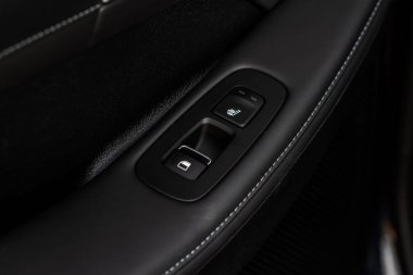 Koltuk ısıtma kontrol düğmeleri görüntüyü kapatır. Arabanın içi. Koltuk ısıtıcı düğmesi, arabanın içi. Isıtma kipi kapalı.