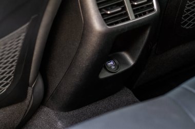 Araç USB portu bağlantı cihazı için arabada. USB şarj cihazının güç çıkışı yakın görüntüde. Arabanın içi..