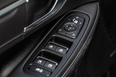 Modern araba içerisindeki düğme kontrol penceresini kapat. Araç iç mekanı. Pencere kontrollü kapı kolu