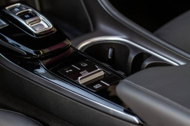Seçici düğmeye bas. Otomatik vites kolu ve vites kolu. Arabanın içi, off-road sürücü kontrolörü yakın çekim görüntüsü. Direksiyon sürücüsü seçici. Dört Tekerlekli Sürücü iletim seçim sistemi.