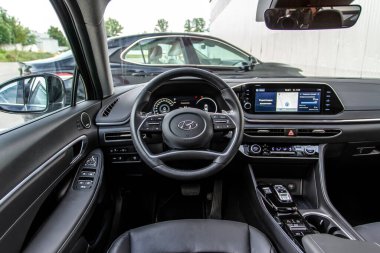 MOSCOW, RUSSIA - 15 AĞUSTOS 2021 Hyundai Sonata 8. nesil (DN8), orta büyüklükte bir sedan otomobil modelidir. İç mekan görüntüsü. Hyundai Sonata 'nın iç detayları..