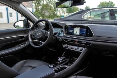 MOSCOW, RUSSIA - 15 AĞUSTOS 2021 Hyundai Sonata 8. nesil (DN8), orta büyüklükte bir sedan otomobil modelidir. İç mekan görüntüsü. Hyundai Sonata 'nın iç detayları..
