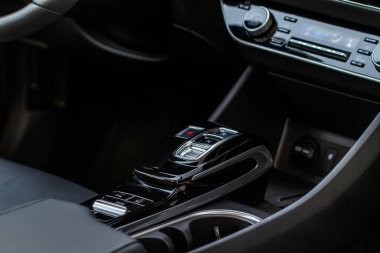 MOSCOW, RUSSIA - 15 AĞUSTOS 2021 Hyundai Sonata 8. nesil (DN8), orta büyüklükte bir sedan otomobil modelidir. İç mekan görüntüsü. Hyundai Sonata 'nın iç detayları..