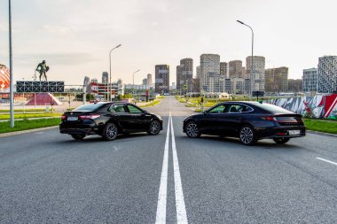 MOSCOW, RUSSIA - AUGust 15, 2021 Hyundai Sonata 8. nesil (DN8) ve Toyota Camry (XV70), orta büyüklükte bir sedan otomobil modeli 2021 yılında şehir arka planında. Dış cephe yakın görünümü.