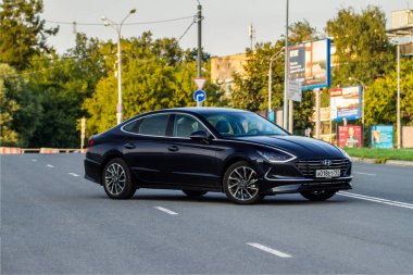 MOSCOW, RUSSIA - 15 AĞUSTOS 2021 Hyundai Sonata 8. nesil (DN8), orta büyüklükte bir sedan otomobil modelidir. Dış görünüm.