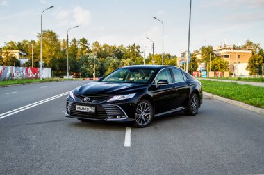 MOSCOW, RUSSIA - 15 Ağustos 2021 Toyota Camry (XV70), 2021 yılında şehir planında orta büyüklükte bir sedan otomobil modeli. Dış görünüm.