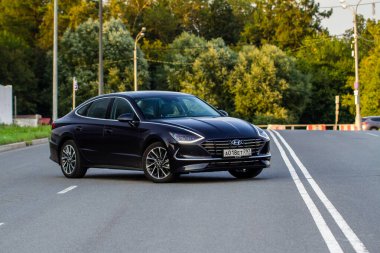MOSCOW, RUSSIA - 15 AĞUSTOS 2021 Hyundai Sonata 8. nesil (DN8), orta büyüklükte bir sedan otomobil modelidir. Dış görünüm.