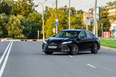 MOSCOW, RUSSIA - 15 Ağustos 2021 Toyota Camry (XV70), 2021 yılında şehir planında orta büyüklükte bir sedan otomobil modeli. Dış görünüm.